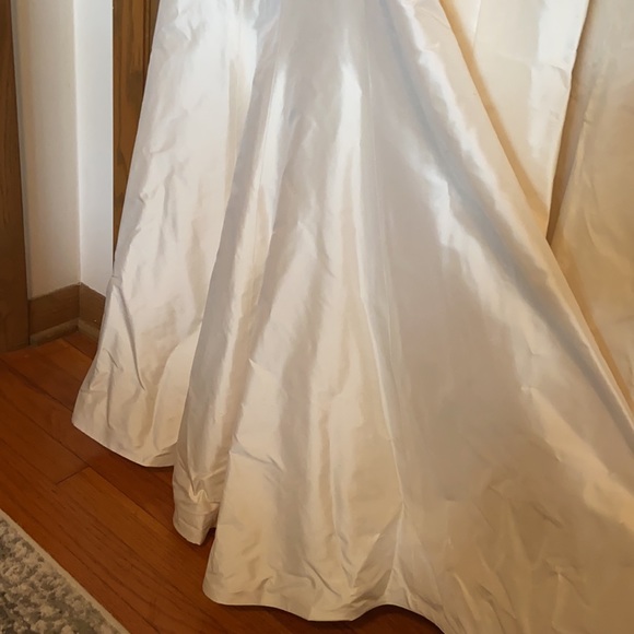 NEW-Bridal Wedding Gown. Size 6. Never worn. - Picture 7 of 12